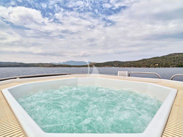 ELEMENT - fly bridge jacuzzi ELEMENT - fly bridge jacuzzi