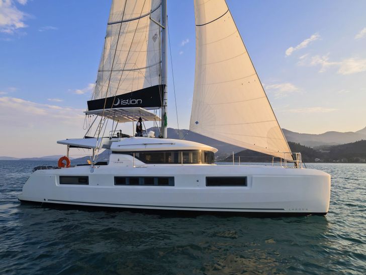 REINA - Exterior REINA - Exterior