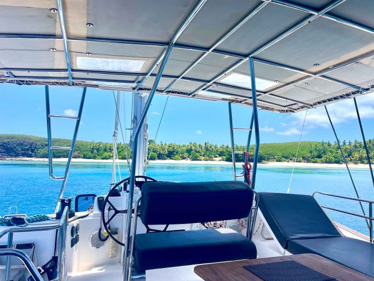 PAPILLON Nautitech 46 Fly - flybridge helm PAPILLON Nautitech 46 Fly - flybridge helm