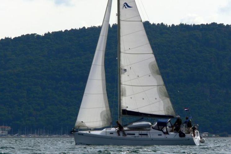 Charter Yacht Hanse 370 - 3 Cabins - Trogir