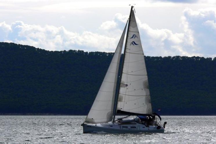 Charter Yacht Hanse 370 - 3 Cabins - Trogir