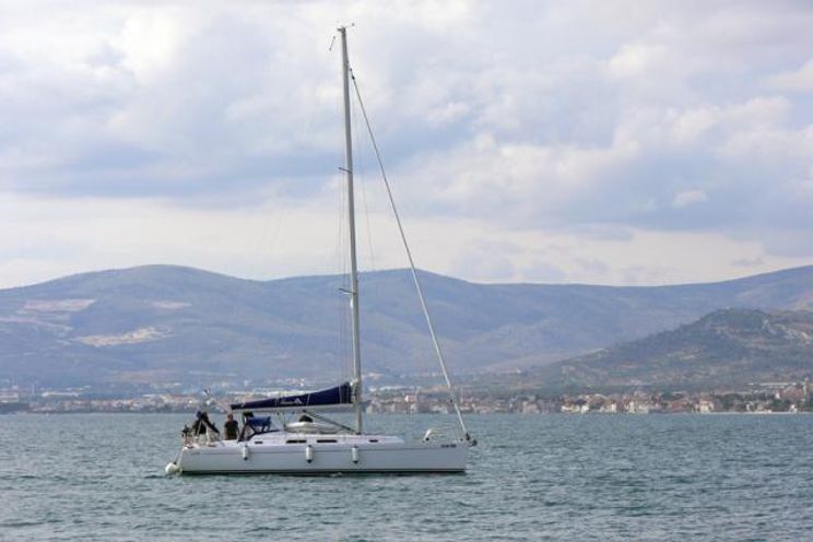 Charter Yacht Hanse 370 - 3 Cabins - Trogir