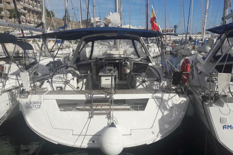 Charter Yacht Alboran Gin Fizz
