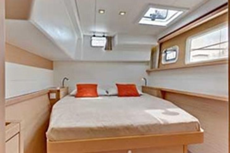 Charter Yacht INCOMMUNICADO