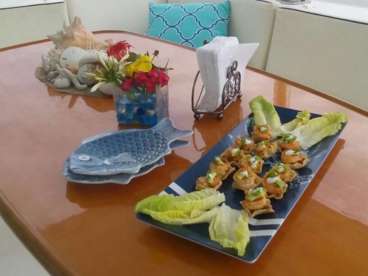 ISLAND GIRL Lagoon 44 Dining ISLAND GIRL Lagoon 44 Dining