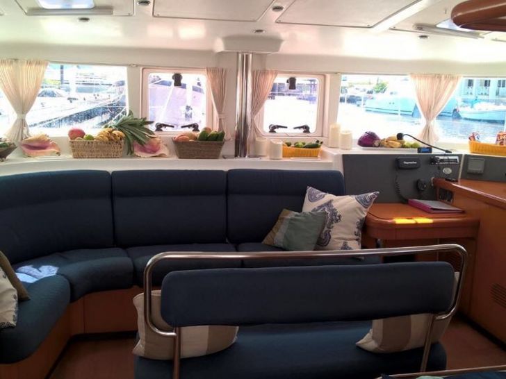 ISLAND GIRL Lagoon 44 Salon ISLAND GIRL Lagoon 44 Salon