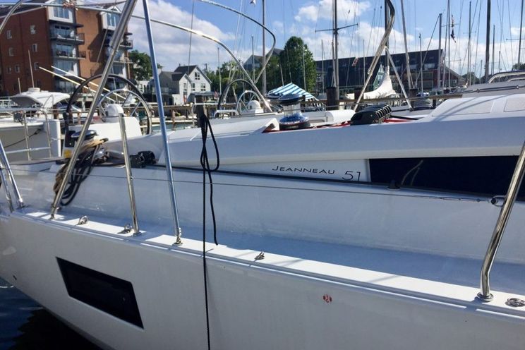 Charter Yacht RECOVERY ROOM