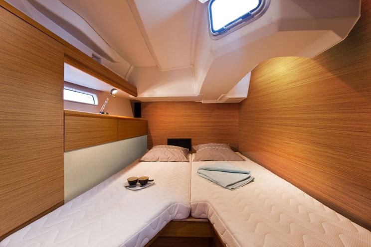 Charter Yacht Jeanneau 53 - 5 Cabins - Athens