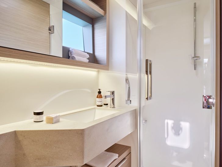 CLEMENTINA Lagoon 51 - cabin bathroom CLEMENTINA Lagoon 51 - cabin bathroom