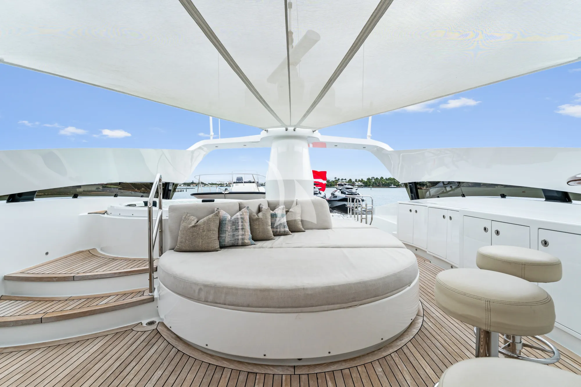 INVICTUS Palmer Johnson 123 - flybridge sunbathing area