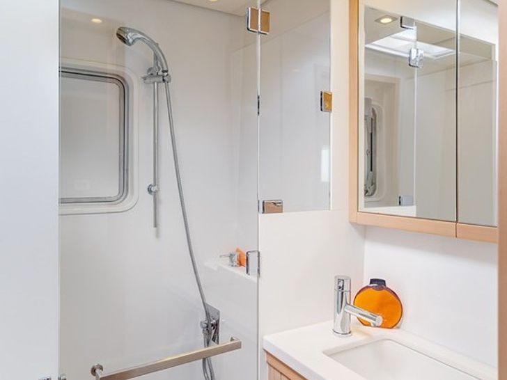 Lagoon 52 - Head Lagoon 52 - Head