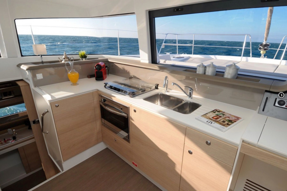 Charter Yacht LU CASA - Bali 4.1 - 3 Cabins - Newport - Nassau