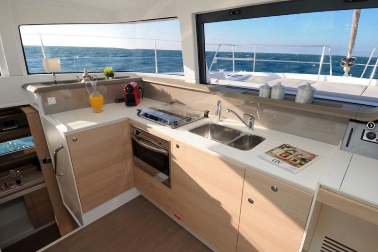 Charter Yacht LU CASA - Bali 4.1 - 3 Cabins - Newport - Nassau