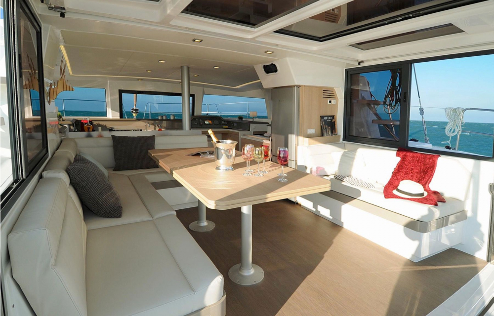 Charter Yacht LU CASA - Bali 4.1 - 3 Cabins - Newport - Nassau