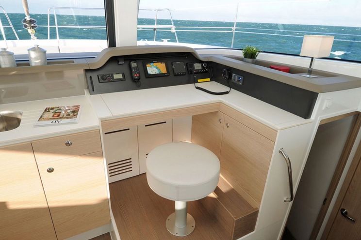 Charter Yacht LU CASA - Bali 4.1 - 3 Cabins - Newport - Nassau