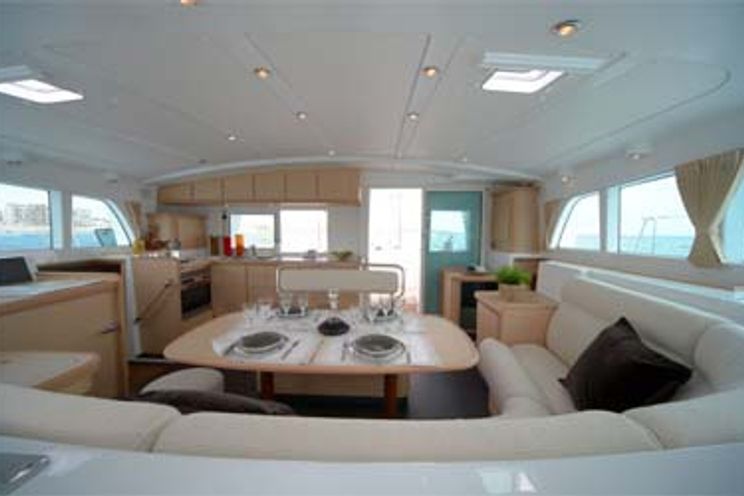 Charter Yacht MANUTEA