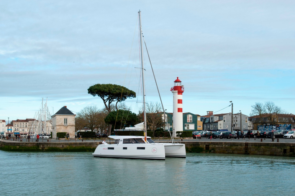 Charter Yacht MYSTIC BLUE