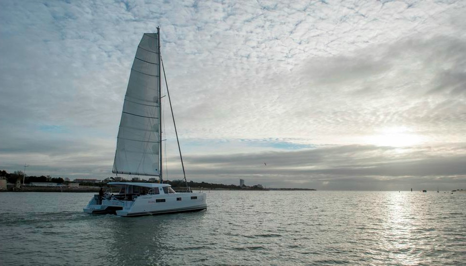 Charter Yacht MYSTIC BLUE