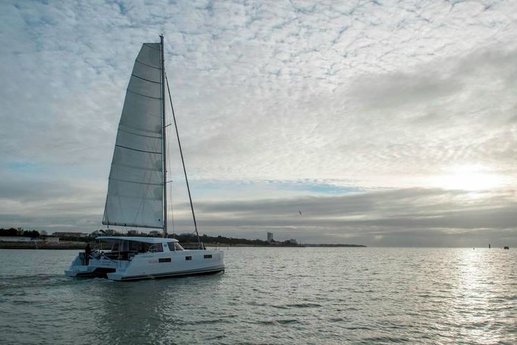 Charter Yacht MYSTIC BLUE