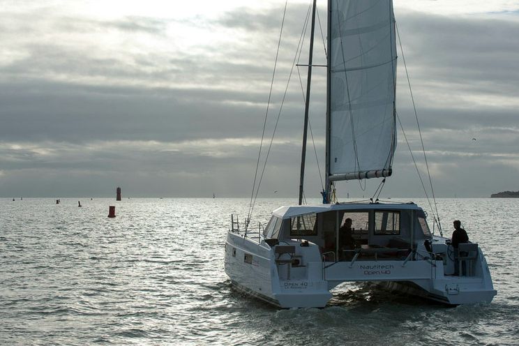 Charter Yacht MYSTIC BLUE