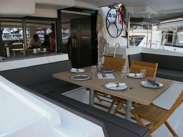 Outdoor dining to the rear Outdoor dining to the rear