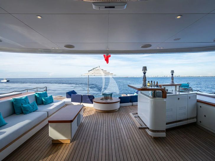 nKINGS LAIR Benetti Main Aft Deck nKINGS LAIR Benetti Main Aft Deck