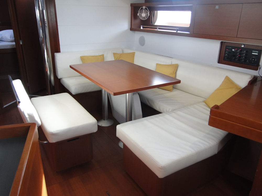 Charter Yacht Beneteau Oceanis 45 - 4 Cabins - Tortola