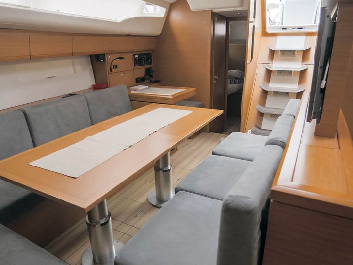 MISS C Jeannneau 54 - saloon MISS C Jeannneau 54 - saloon