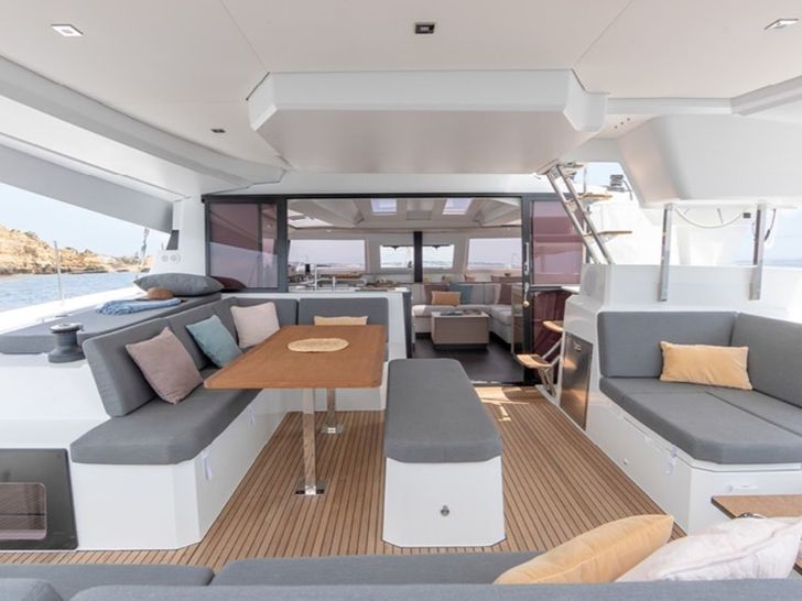 DAISY Fountaine Pajot Elba 45 - Outdoor dining area DAISY Fountaine Pajot Elba 45 - Outdoor dining area