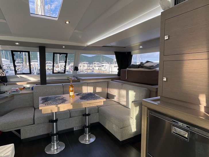 Nauti Mollie Fountaine Pajot Astrea 42 - saloon Nauti Mollie Fountaine Pajot Astrea 42 - saloon