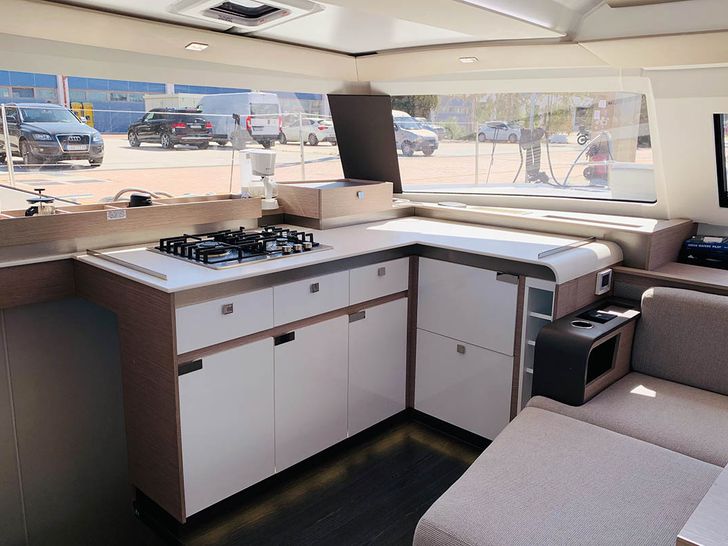 SPINDRIFT Fountaine Pajot Elba 45 - galley SPINDRIFT Fountaine Pajot Elba 45 - galley