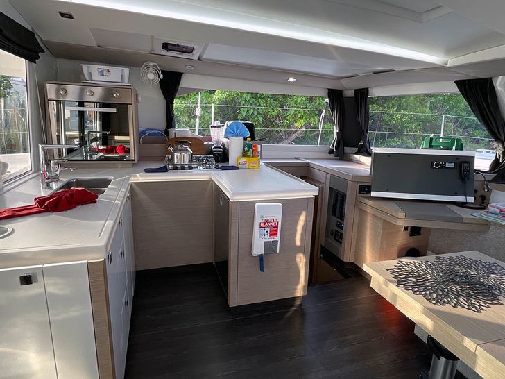Nauti Mollie Fountaine Pajot Astrea 42 - saloon Nauti Mollie Fountaine Pajot Astrea 42 - saloon