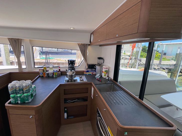 C'EST BON Lagoon 42 - galley C'EST BON Lagoon 42 - galley