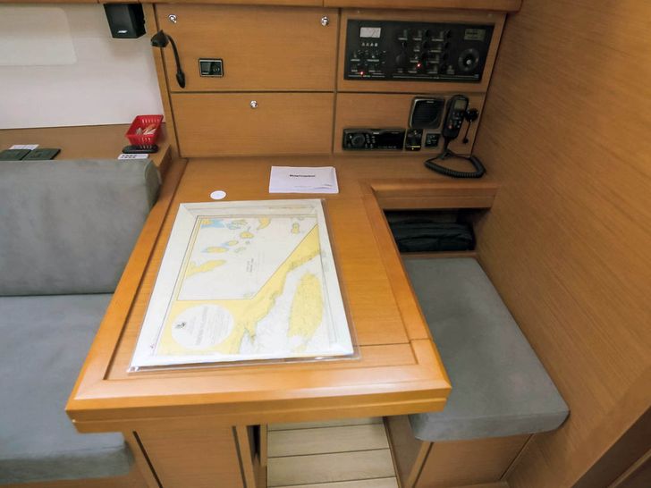 MISS C Jeannneau 54 - navigation station MISS C Jeannneau 54 - navigation station