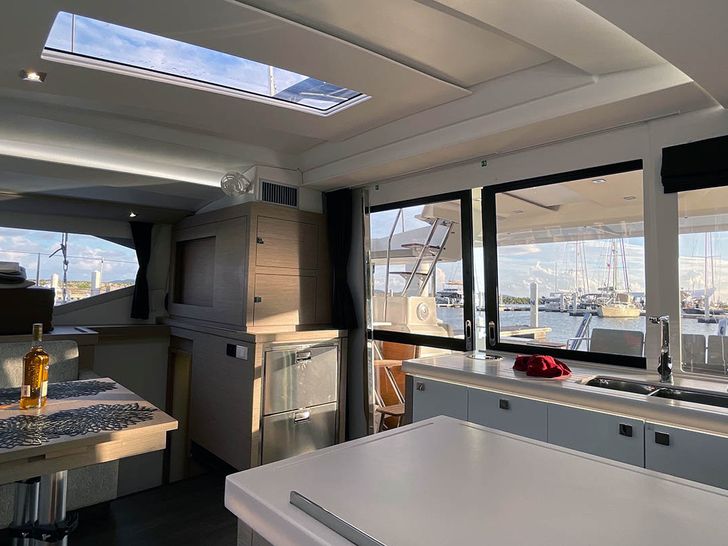 Nauti Mollie Fountaine Pajot Astrea 42 - saloon Nauti Mollie Fountaine Pajot Astrea 42 - saloon