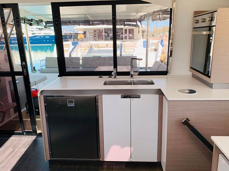 SPINDRIFT Fountaine Pajot Elba 45 - galley SPINDRIFT Fountaine Pajot Elba 45 - galley