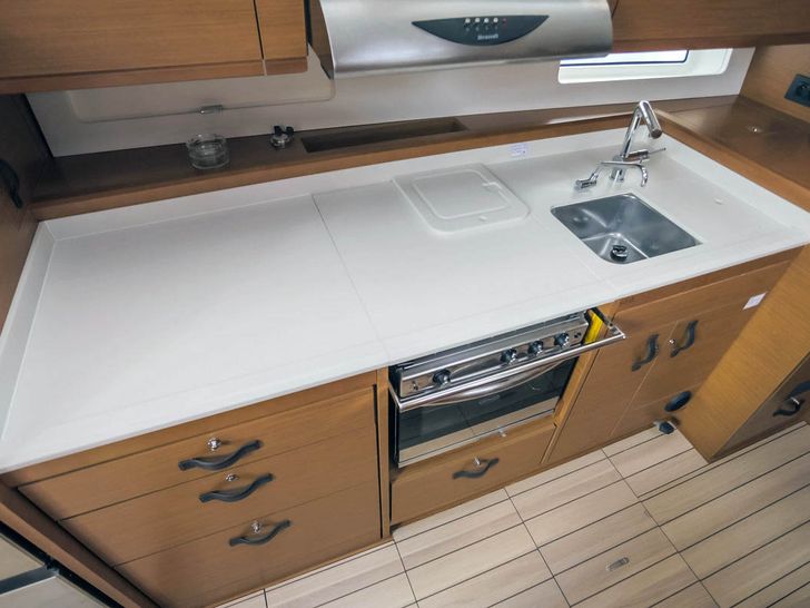 MISS C Jeannneau 54 - galley MISS C Jeannneau 54 - galley