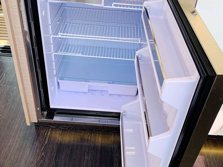 SPINDRIFT Fountaine Pajot Elba 45 - fridge SPINDRIFT Fountaine Pajot Elba 45 - fridge