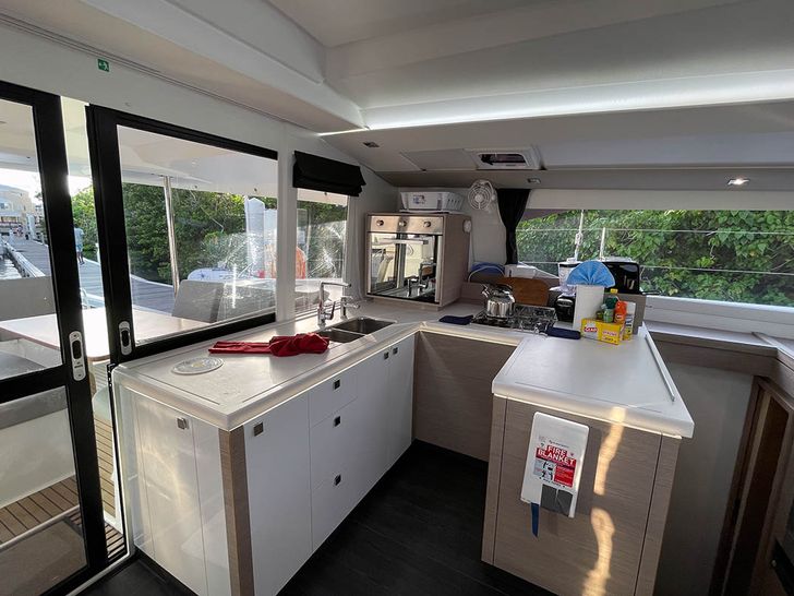 Nauti Mollie Fountaine Pajot Astrea 42 - galley Nauti Mollie Fountaine Pajot Astrea 42 - galley