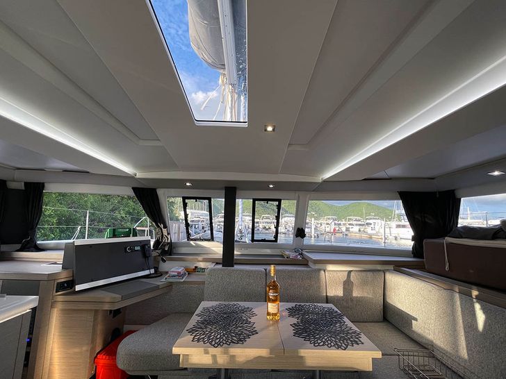 Nauti Mollie Fountaine Pajot Astrea 42 - saloon Nauti Mollie Fountaine Pajot Astrea 42 - saloon