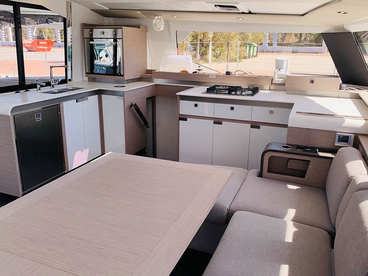 SPINDRIFT Fountaine Pajot Elba 45 - indoor dining area SPINDRIFT Fountaine Pajot Elba 45 - indoor dining area