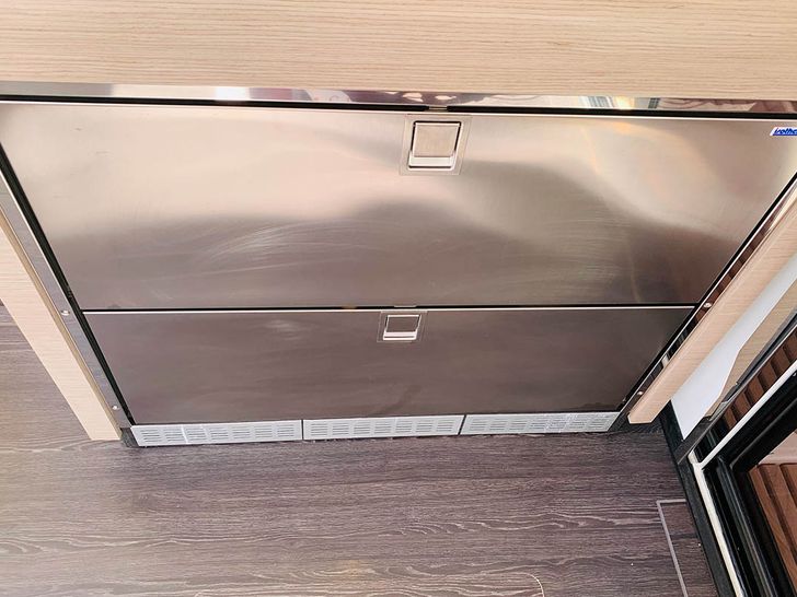 SPINDRIFT Fountaine Pajot Elba 45 - fridge freezer SPINDRIFT Fountaine Pajot Elba 45 - fridge freezer