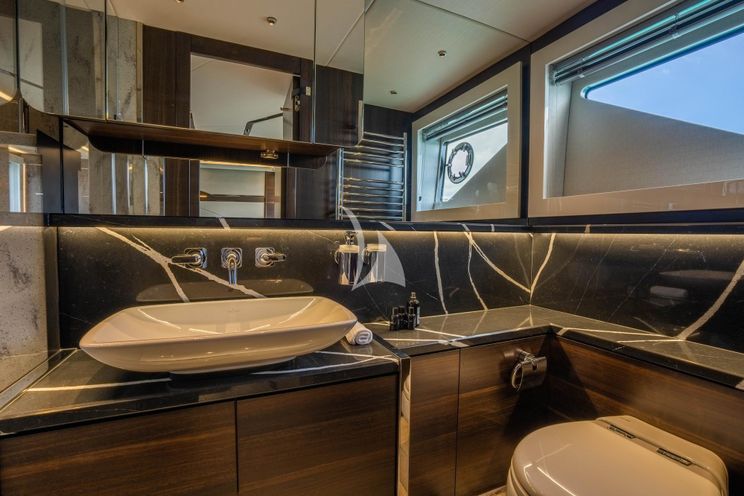 Charter Yacht FIVE II - Sunseeker 20.5m - 3 Cabins - Cannes - Antibes - Corsica - Sardinia