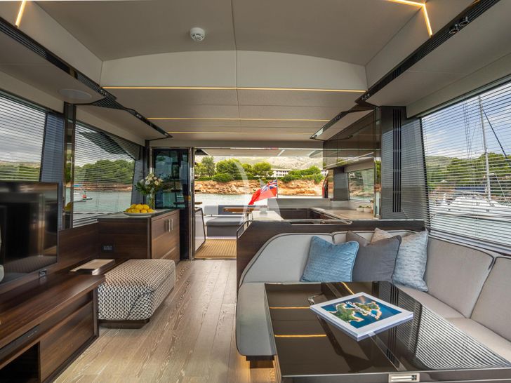 FIVE II - Main Saloon FIVE II - Main Saloon