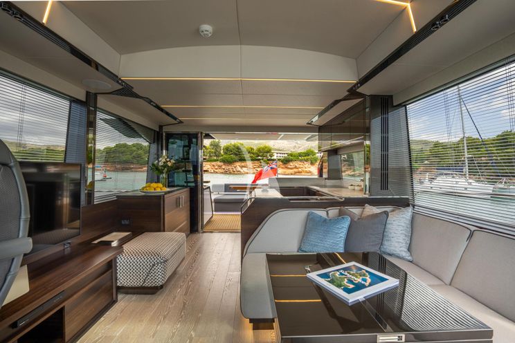 Charter Yacht FIVE II - Sunseeker 20.5m - 3 Cabins - Cannes - Antibes - Corsica - Sardinia