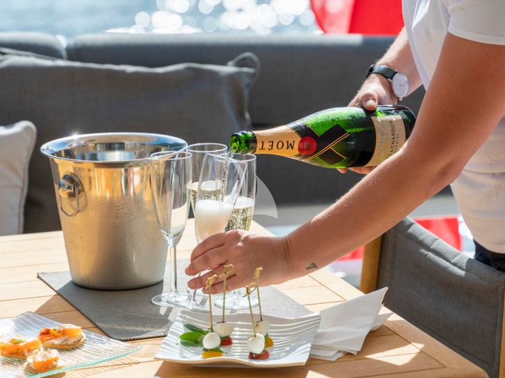 LAZY P - Champagne service LAZY P - Champagne service