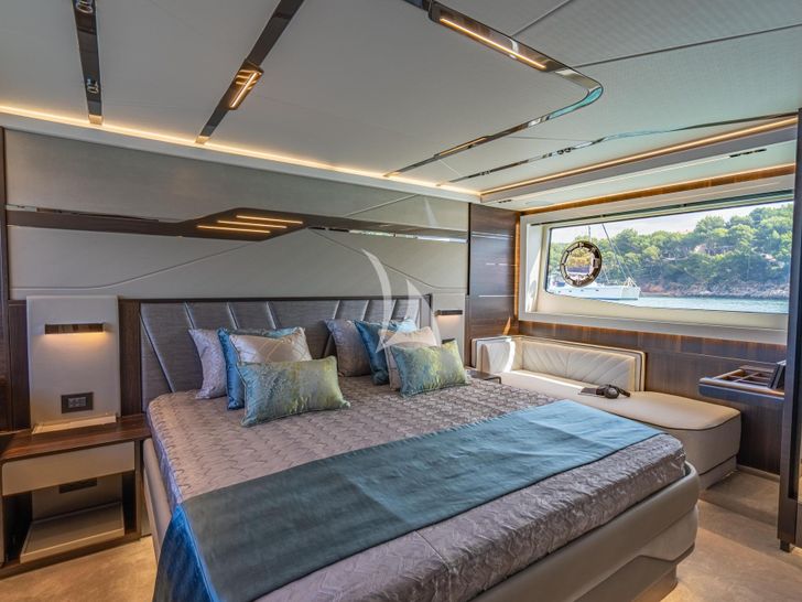 FIVE II - Double cabin FIVE II - Double cabin