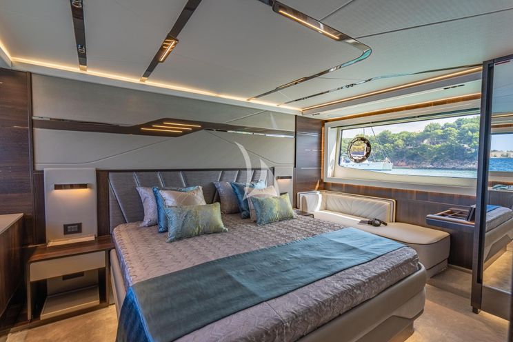 Charter Yacht FIVE II - Sunseeker 20.5m - 3 Cabins - Cannes - Antibes - Corsica - Sardinia