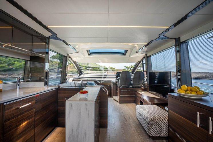 Charter Yacht FIVE II - Sunseeker 20.5m - 3 Cabins - Cannes - Antibes - Corsica - Sardinia