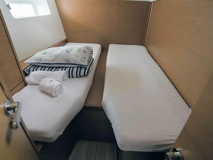 MISS C Jeannneau 54 - guest bedroom MISS C Jeannneau 54 - guest bedroom